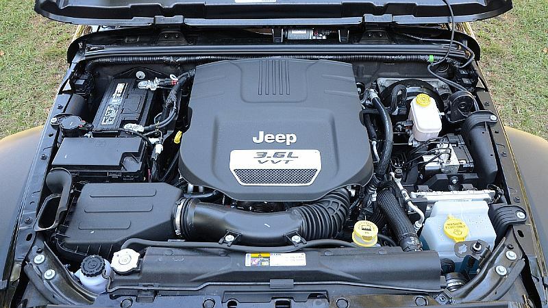 3-6L-UNDER-HOOD-BEAUTY-122093.jpg
