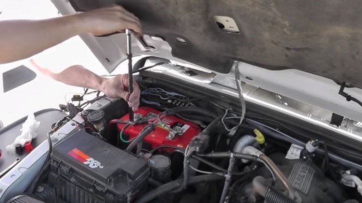 ReconnectBatteryWires-114451.jpg