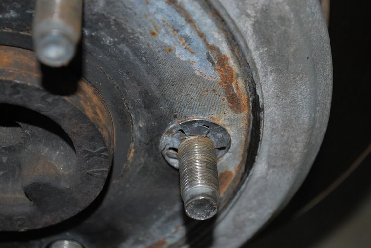 wheel_stud_02-118731.jpg